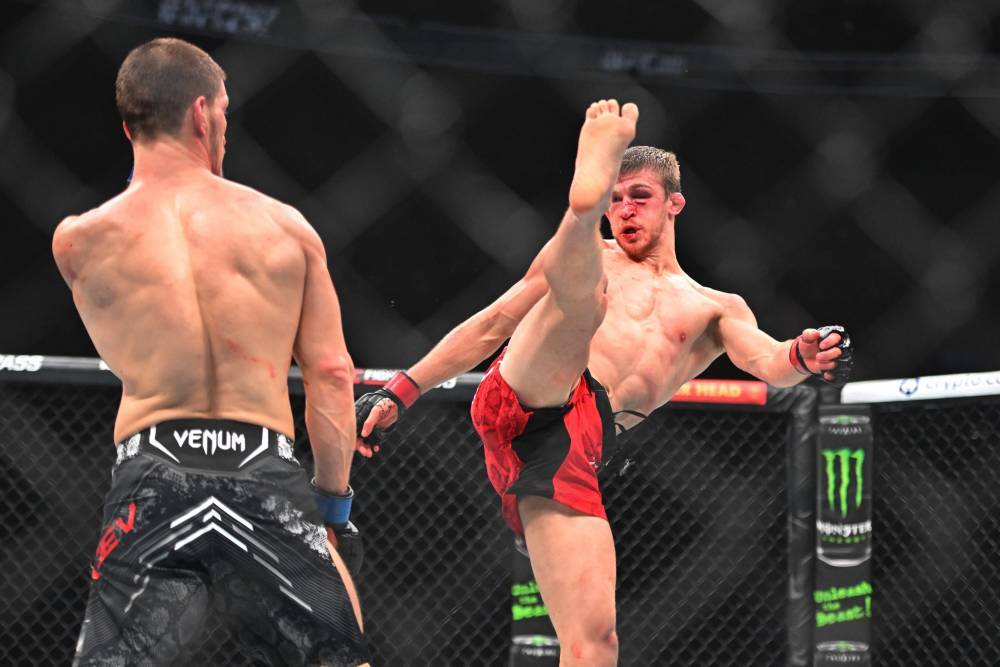 Arnold Allen vs Giga Chikadze Total Rounds Prediction UFC 304 Picks 7/27
