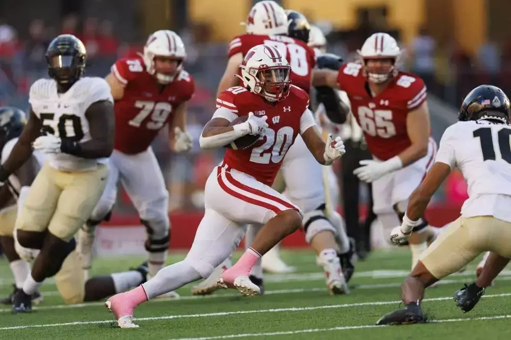 Wisconsin vs Western Michigan Prediction NCAAF Picks Week 1