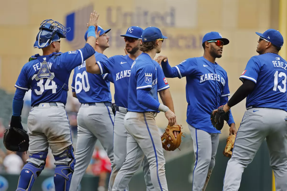 EASY EASY Money on this Over/Under - Royals vs Twins 9/6